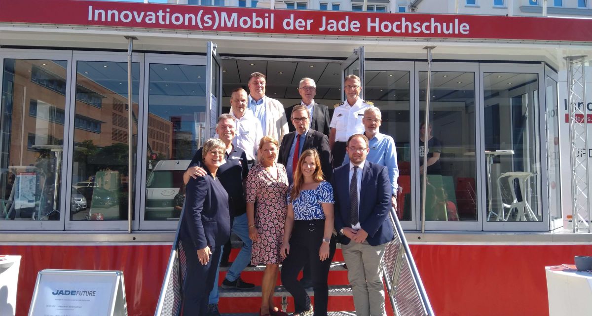 Veranstalter*innen der JadeFuture vor dem Innovationsmobil der JHS auf dem Valoisplatz