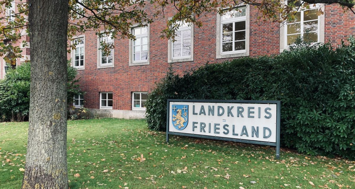 Erntekrone an Landkreis Friesland übergeben
