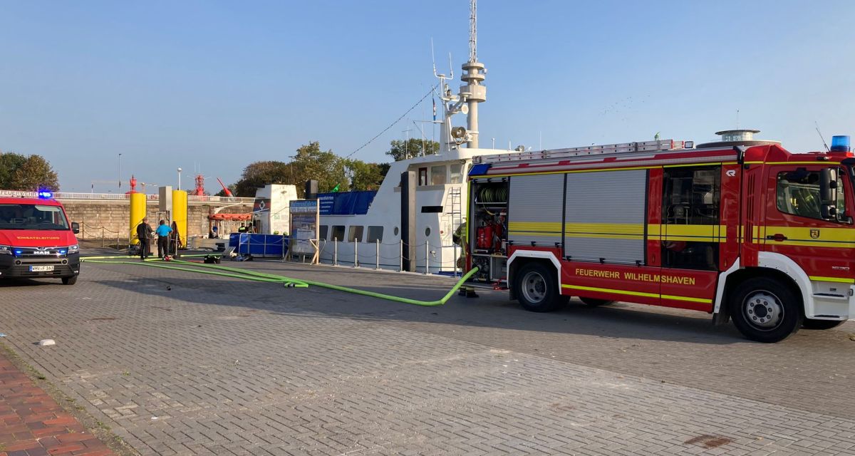 Feuerwehrleute der Wilhelmshavener Feuerwehren löschen ein Feuer an Bord des Ausflugschiffs