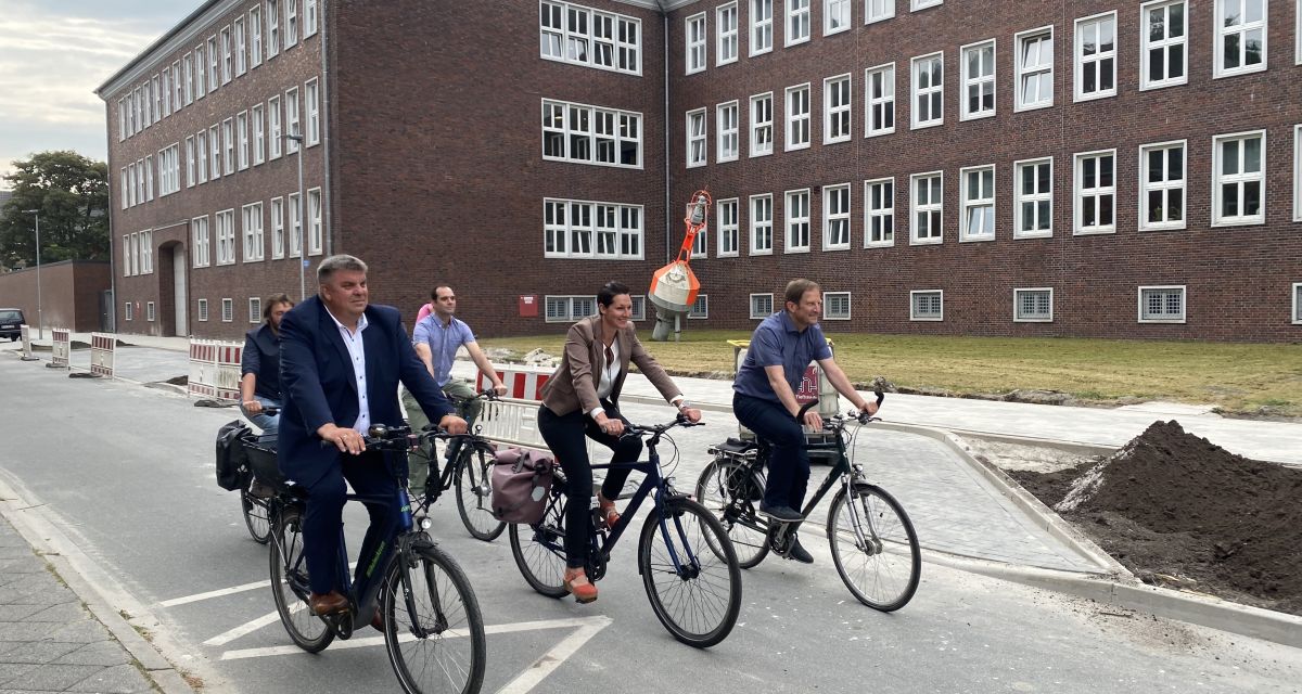 Vertreter*innen der Stadt Wilhelmshaven radeln auf der Bremer Straße
