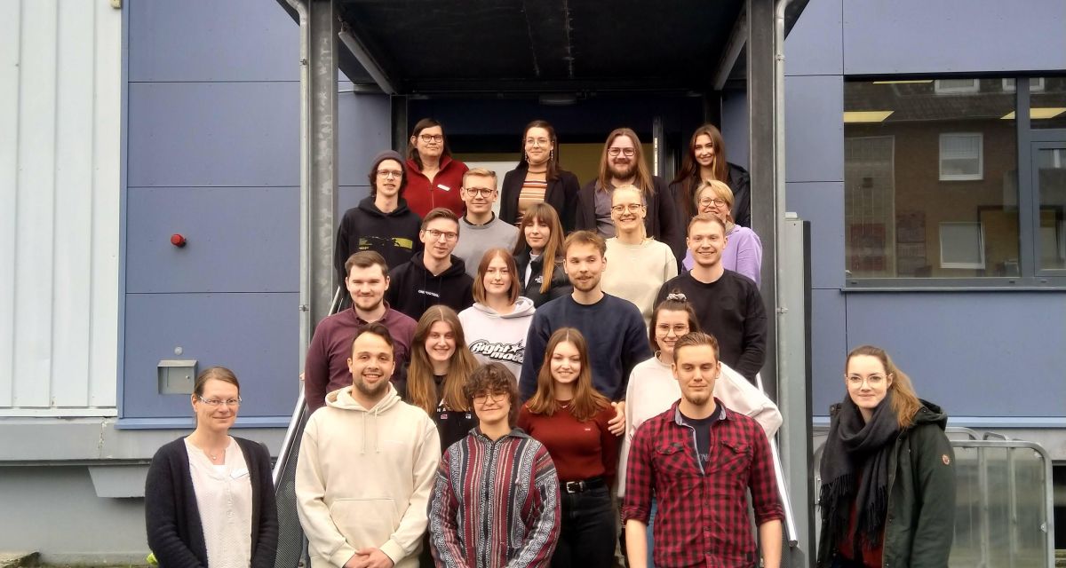 Die Studierenden der Jade Hochschule gemeinsam mit der Leiterin des Stadtarchivs, Wiebke Janssen, der wissenschaftlichen Projektleiterin Merle Bülter und der Seminarleiterin Katharina Guleikoff vor dem Eingang des Wilhelmshavener Stadtarchivs.