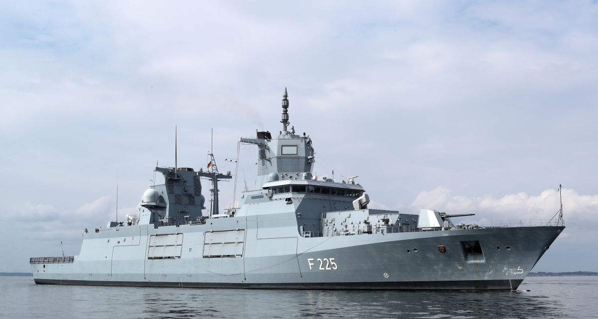 Die Fregatte F225 Rheinland-Pfalz, der Klasse F125, in der Eckernfoerder Bucht.
