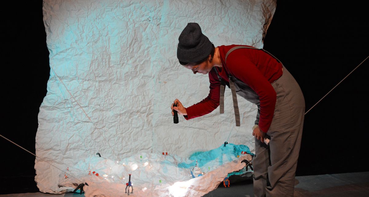 Die Figurenspielerin Jule Lotte Bröcker ist während des Kindergartenstücks 