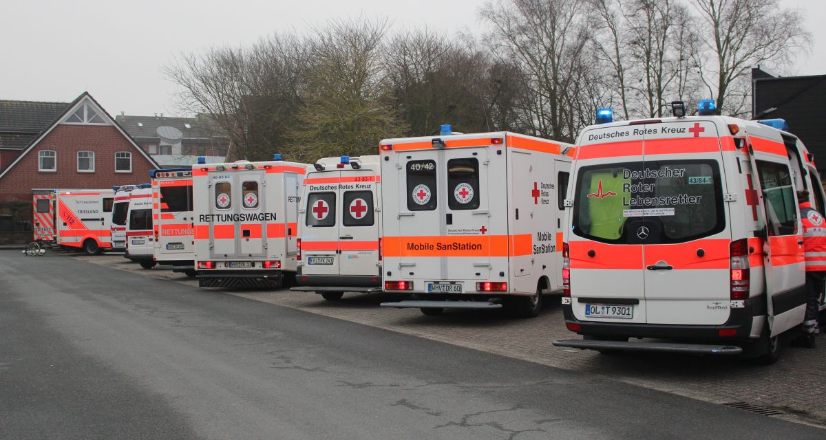 Verkehrsunfall zwischen PKW und Krankenwagen