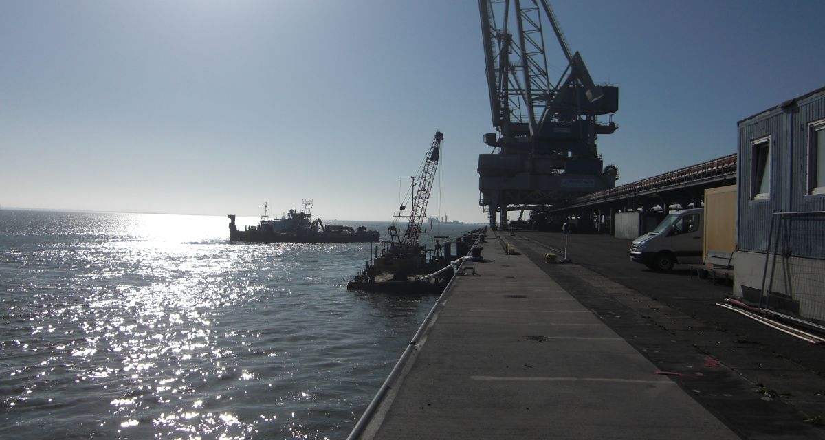 Zu sehen ist die Niedersachsenbrücke in Wilhelmshaven.