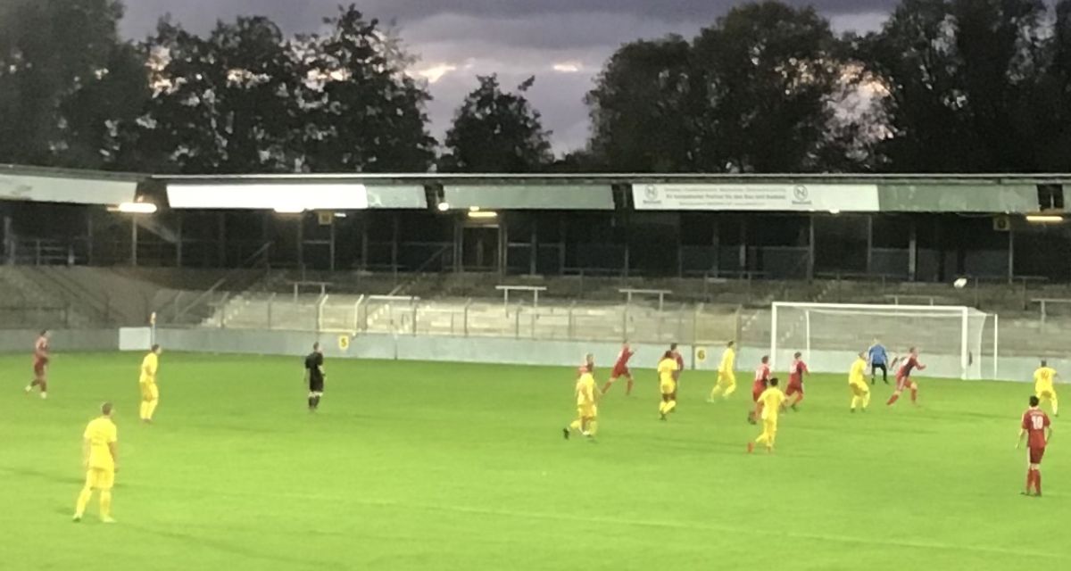 Zu sehen ist eine Szene aus dem Spiel SVW gegen Obenstrohe. 