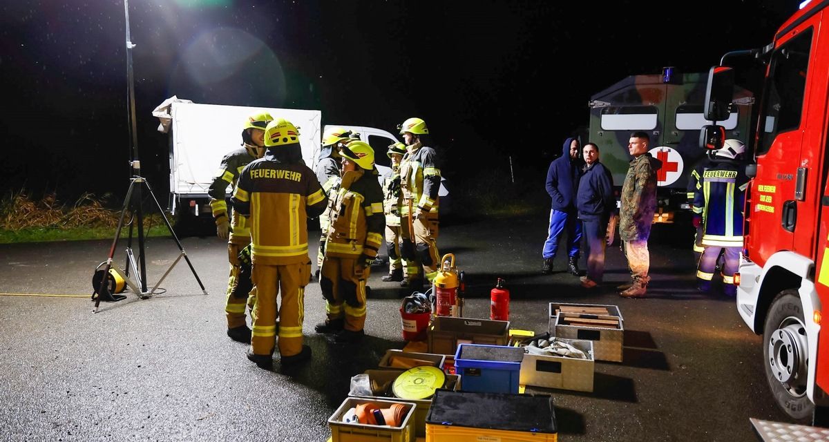 Kräfte der Polizei, der Feuerwehr und der Bundeswehr bei einer gemeinsamen Rettungs- und Bergungsübung in Jever/Cleverns.