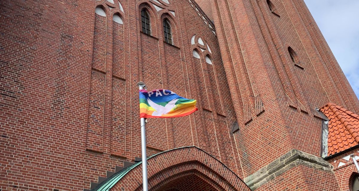 St. Willehad in Wilhelmshaven mit Regenbogenflagge