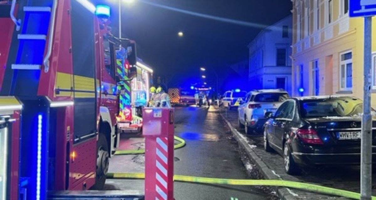 Feuerwehrfahrzeuge auf der Rheinstraße bei Nacht