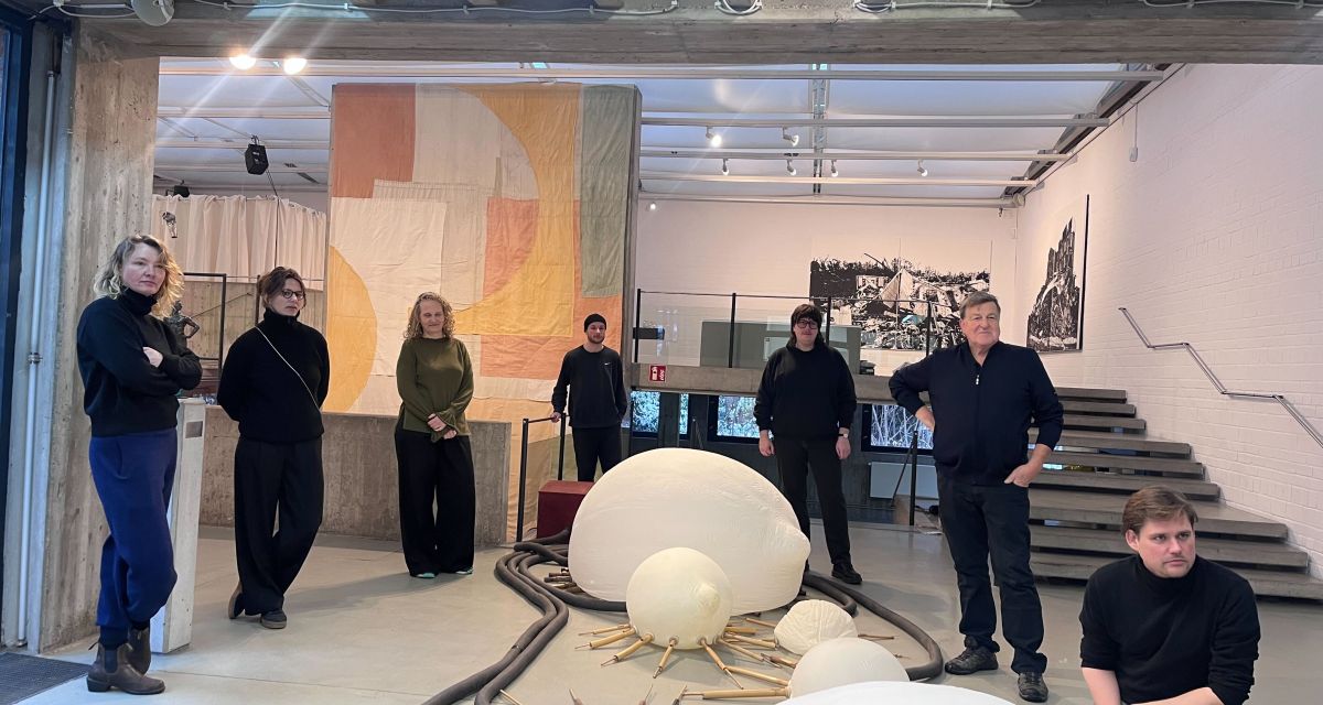 Vertreter*innen der Kunsthalle, unter ihnen Leiterin Petra Stegmann, und Künstler*innen präsentieren die neue Ausstellung 