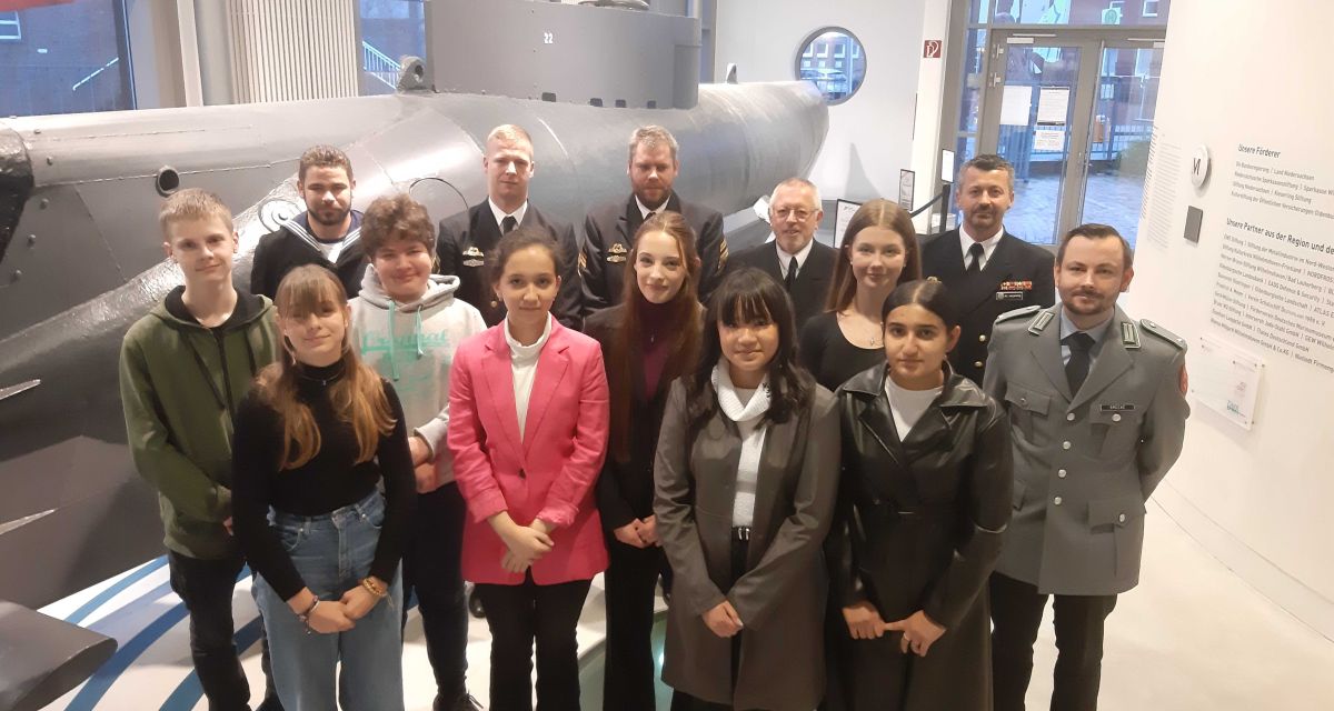 Zum Abschluss der Straßensammlung für den Volksbund Deutsche Kriegsgräberfürsorge stehen die erfolgreichsten Sammler*innen im Eingangsbereich des Deutschen Marinemuseums in Wilhelmshaven