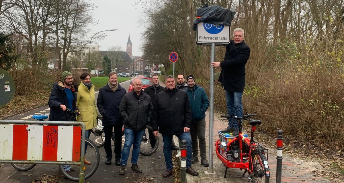 Vertreter*innen der Stadt, des Rates und des ADFC stehen am Anfang der neuen Fahrradstraße Bremer Straße