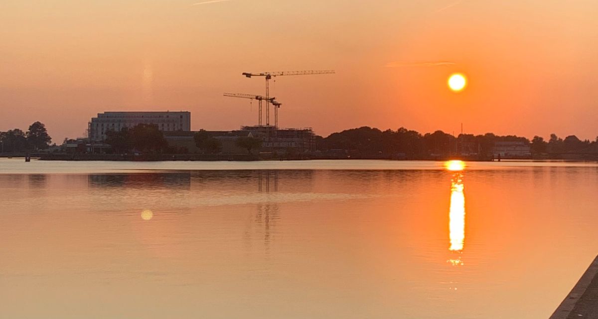 Sonnenuntergang am großen Hafen Wilhelmshaven