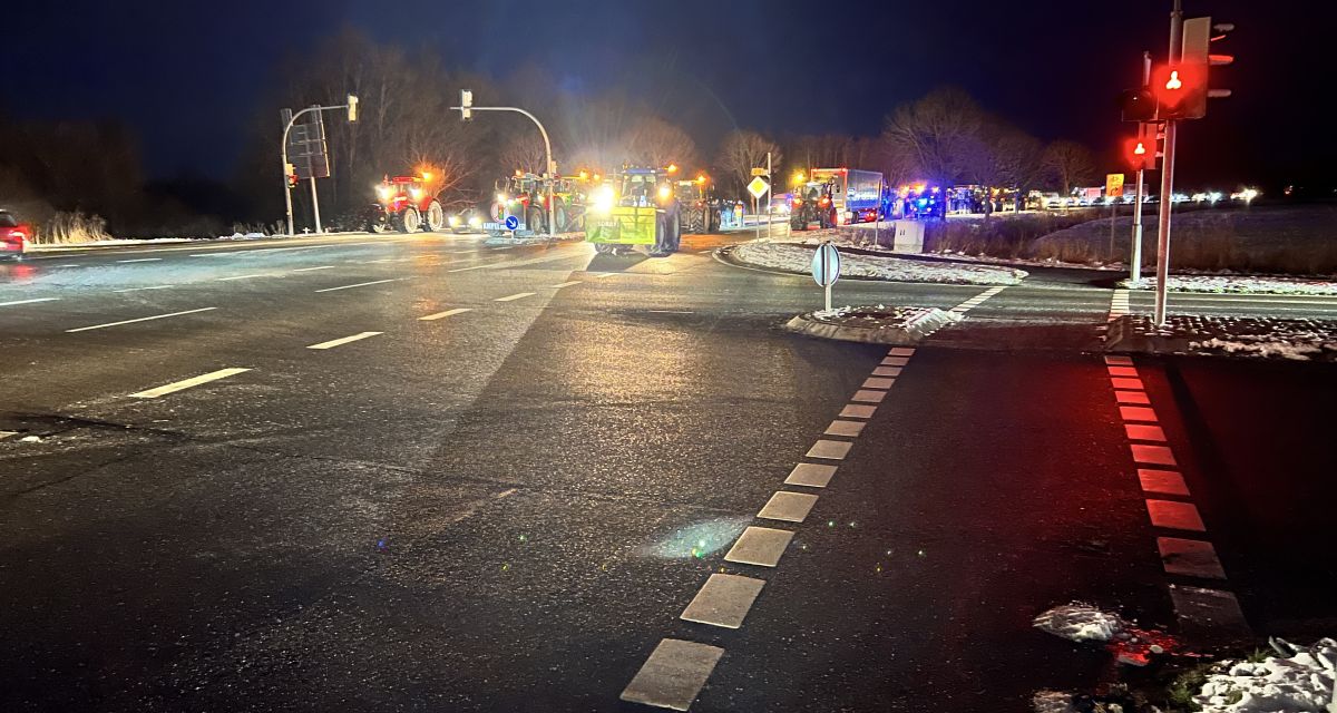 Traktoren blockieren die B210