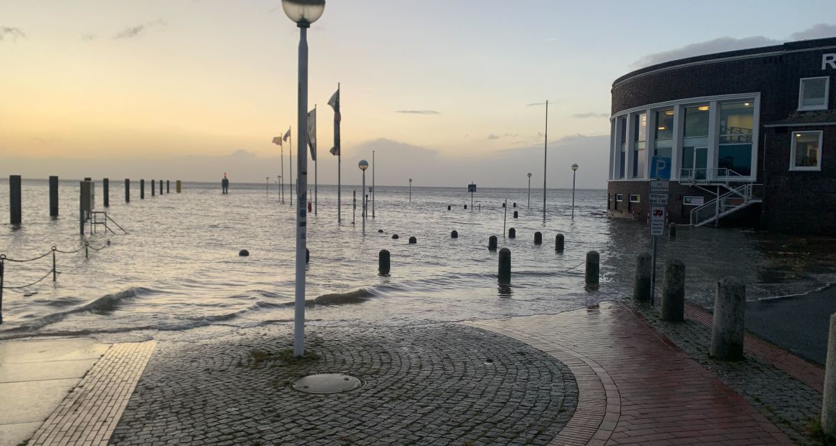 Hochwasser am Helgolandkai bei der Sturmflut zum Sturmtief Zoltan