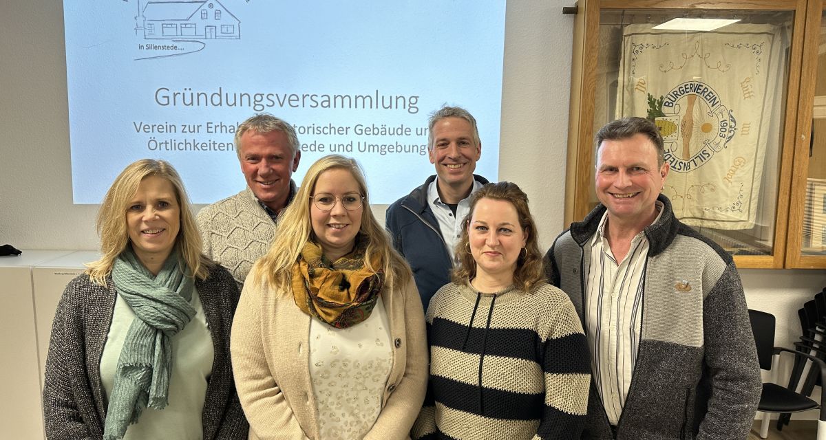 Gruppenfoto von der Gründungsversammlung des Vereins zur Erhaltung historischer Gebäude in Sillenstede.