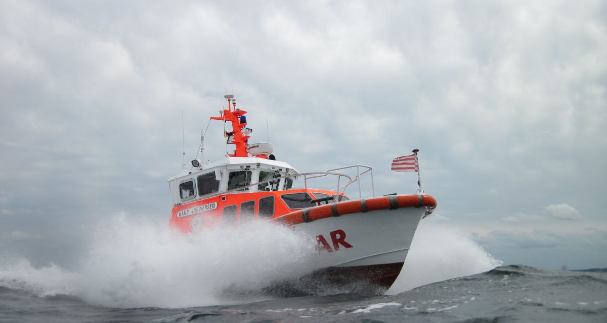 Das Seenotrettungsboot HANS INGWERSEN, der 9,5-Meter-Klasse der Deutschen Gesellschaft zur Rettung Schiffbruechiger (DGzRS), auf Kontrollfahrt. Seit 2021 kommt sie als Springer auf verschiedenen Stationen an Nord- und Ostsee zum Einsatz. Dort ersetzt sie zeitweise die angestammten Einheiten zum Beispiel während einer Werftzeit.