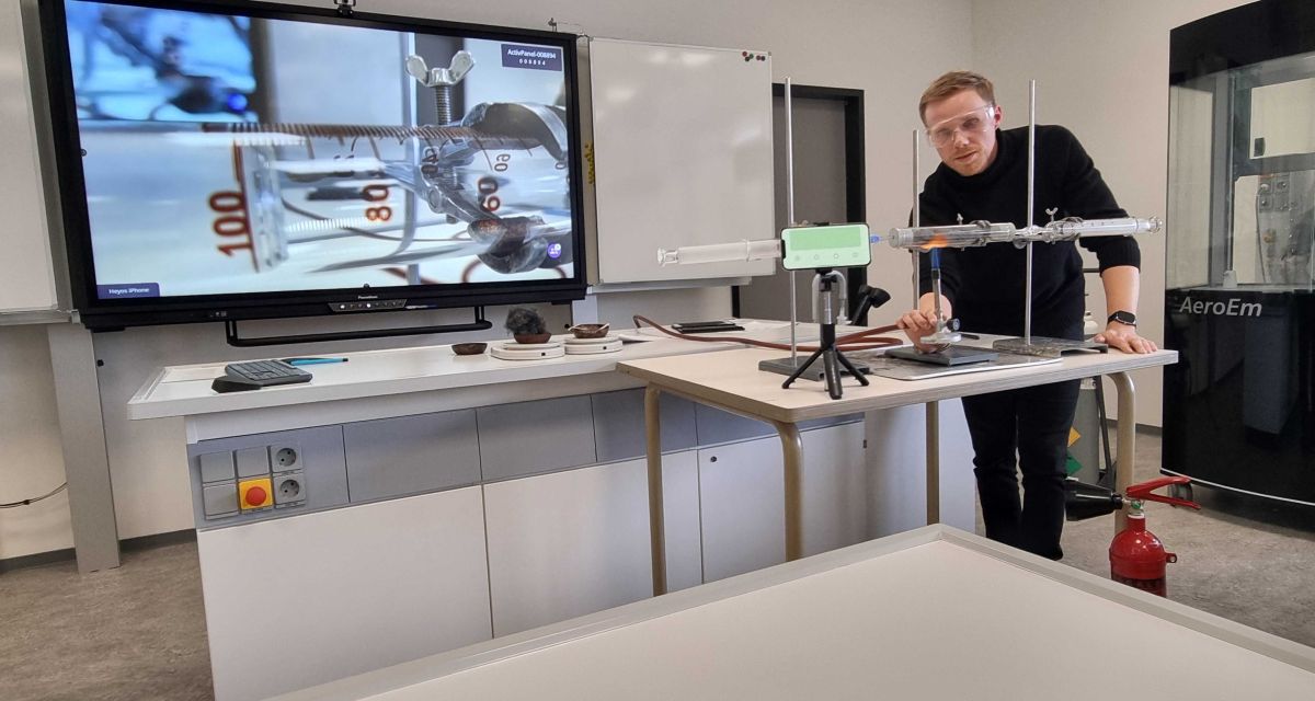 OBS Hohenkirchen, Eike Eden präsentiert die neuen digitalen Tafeln
