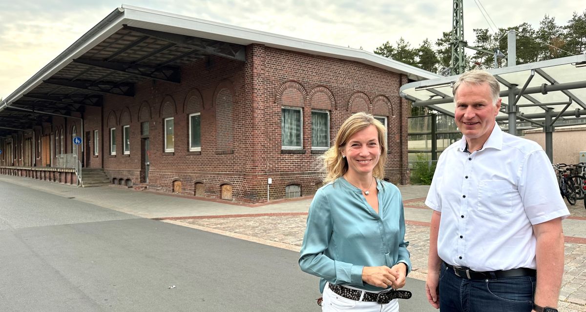 Siemtje Möller und Gerd-Christian Wagner stehen vor der Güterabfertigungshalle am Bahnhof in Varel, die in ein Fahrradparkhaus umgebaut werden soll.