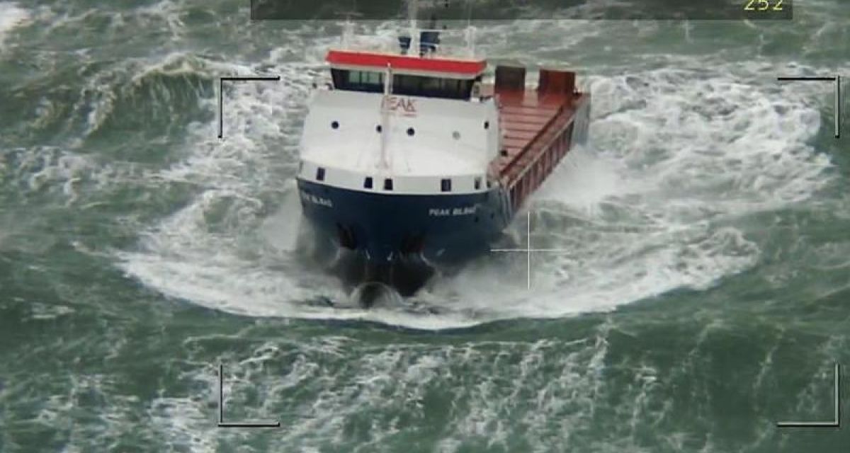 Der vor Borkum havarierte Stückgutfrachter «Peak Bilbao» soll nach Wilhelmshaven gebracht werden