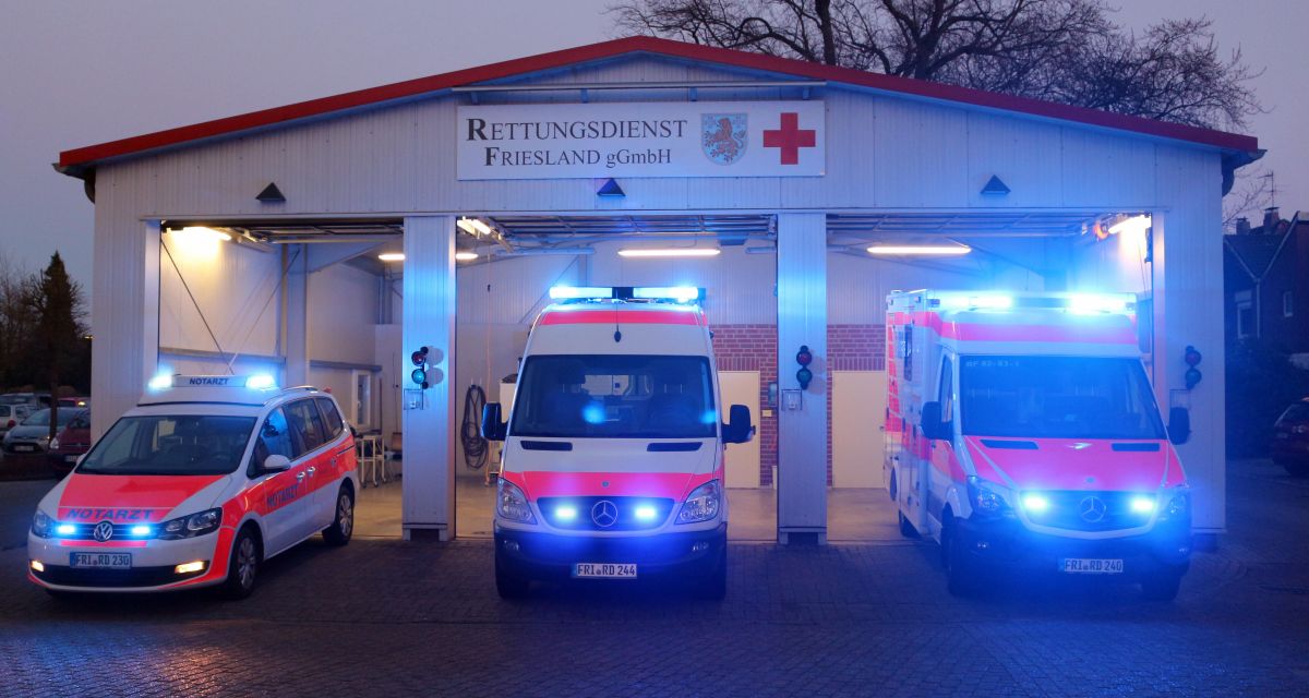Zu sehen sind drei Rettungswagen vor einer Halle des Rettungsdienst Friesland.