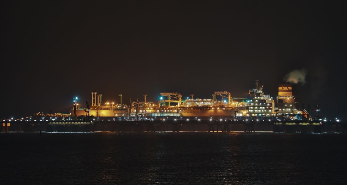 Eine Floating Storage and Regasification Unit (FSRU) bei Nacht
