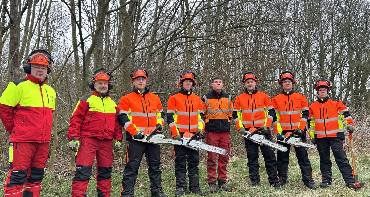 Kettensägenübung der Feuerwehr Wilhelmshaven und des Städtischen Eigenbetriebs TBW.
