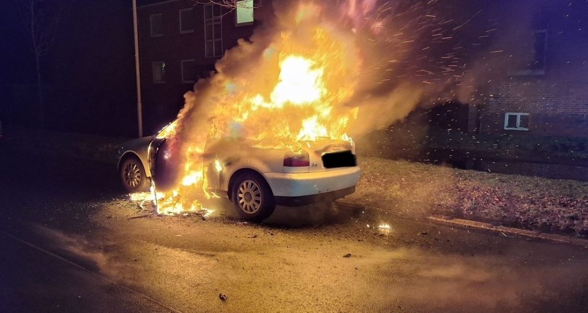Ein Auto brennt in der Hamburger Straße in Wilhelmshaven