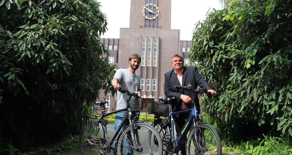 Der Klimaschutzmanager der Stadt Wilhelmshaven, André Lachmund und Oberbürgermeister Carsten Feist stellen die Aktion
