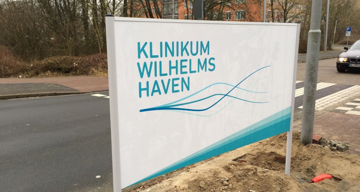  Schild des Klinikums an der Auffahrt zur Klinik