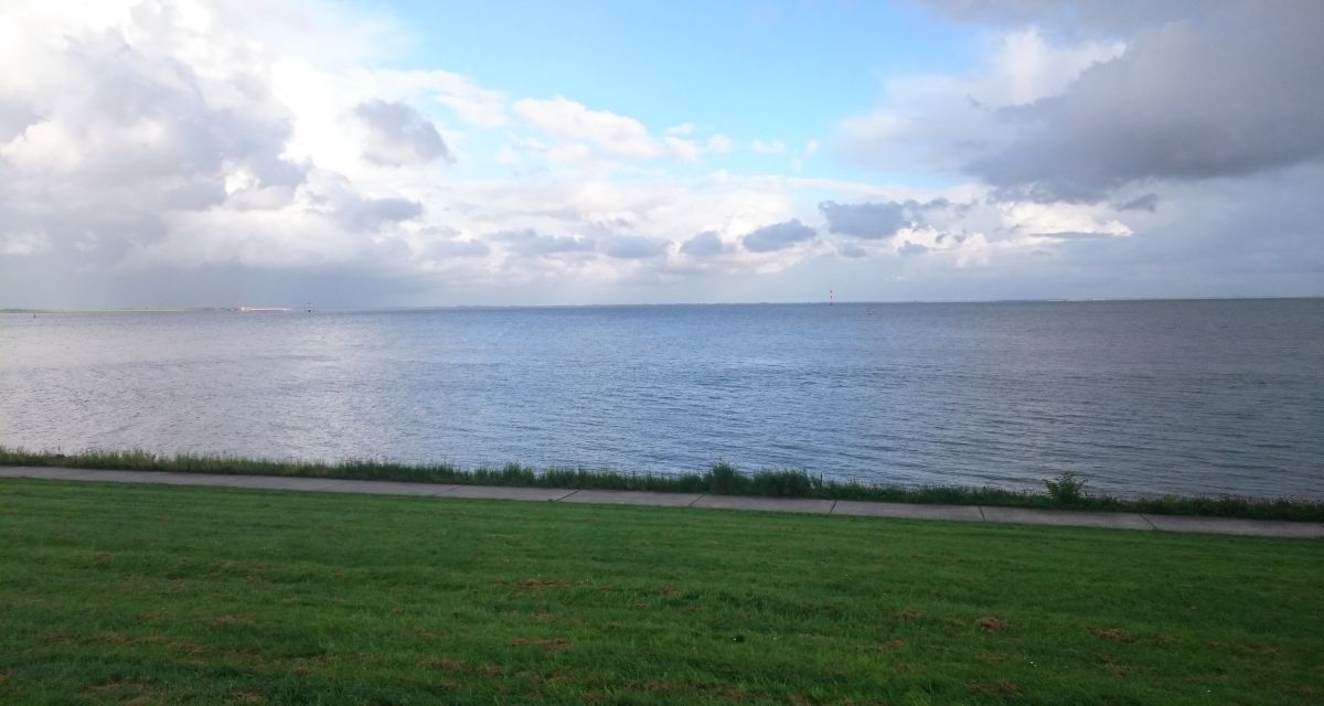Blick auf das Meer von der Schleuseninsel bei ruhiger See
