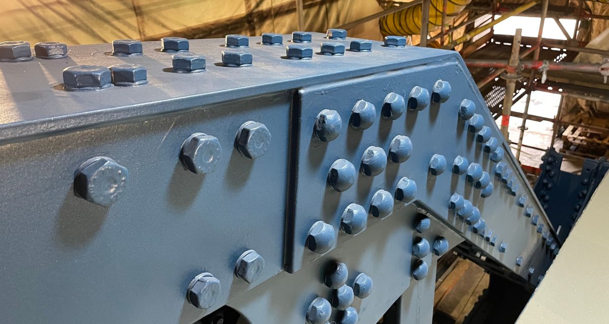 Teile der Deichbrücke in eisenglimmerblau