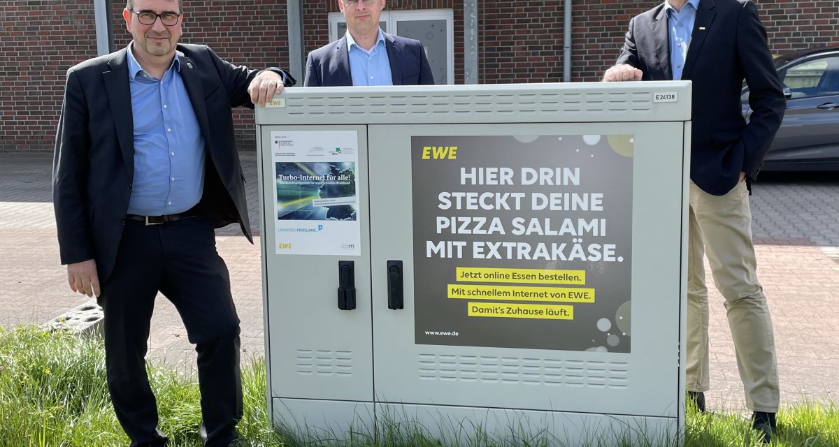 Vorstellung von schnellem Internet im ländlichen Raum: v.l.n.r. Landrat Sven Ambrosy, Geschäftsführer der Breitbandfördergesellschaft Friesland Rolf Neuhaus, EWE-Marktvorstand Dr. Christian Friege.