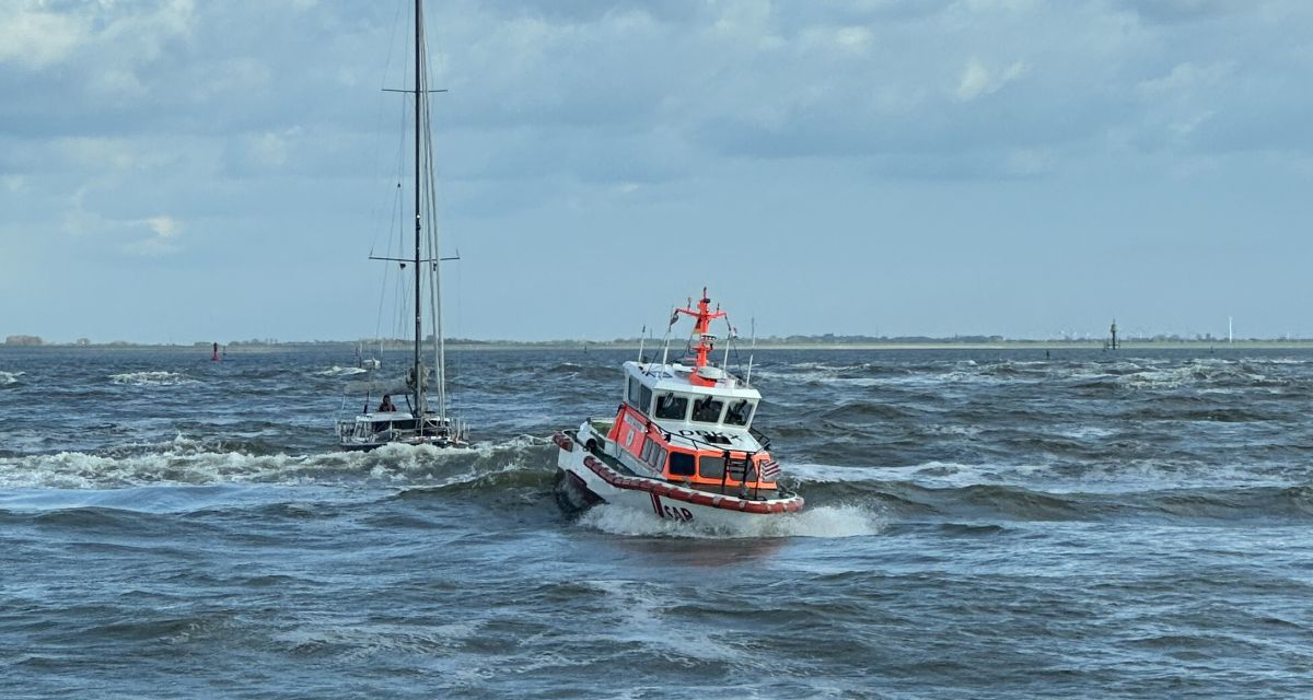 Einsatz des Seenotkreuzers EUGEN und Seenotrettungsboot OTTO DIERSCH der Deutschen Gesellschaft zur Rettung Schiffbruechiger (DGzRS) für ein Segelboot, dass im Seegatt zwischen Norderney und Juist auf Grund gelaufen war. (21.4.24)