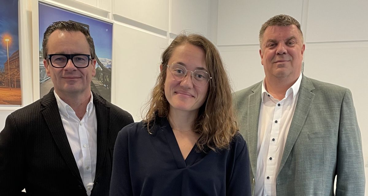 Die neue Leiterin des Kulturbüros Wilhelmshaven, Stela Dujakovic, wird vorgestellt. Auf dem Foto ist sie gemeinsam mit dem Ersten Stadtrat Armin Schönfelder und Oberbürgermeister Carsten Feist zu sehen.