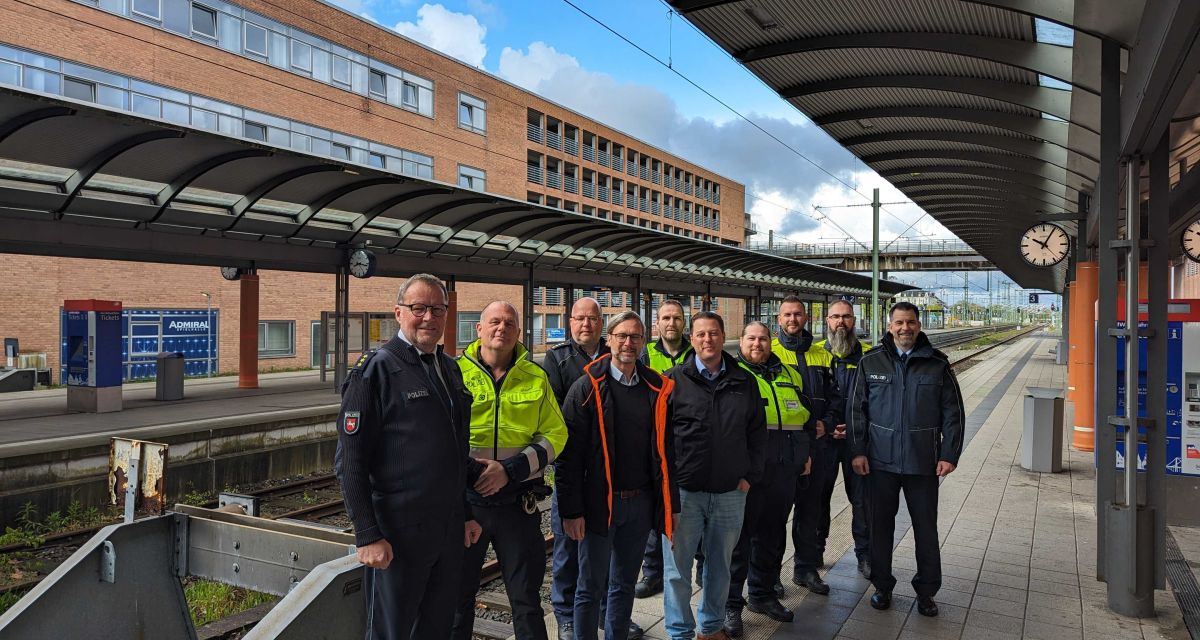 Die Landespolizei erhält das Hausrecht am Wilhelmshavener Bahnhof. Auf einem Bahnsteig stehen mehrere Polizeibeamte in Dienstkleidung und Warnwesten am Bahngleis.