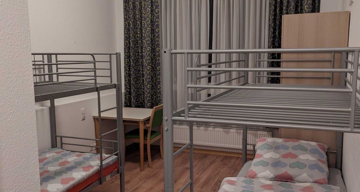 Ein kleiner Raum mit zwei Stockbetten in St Willehad, das zu einer Geflüchtetenunterkunft umgebaut wird.