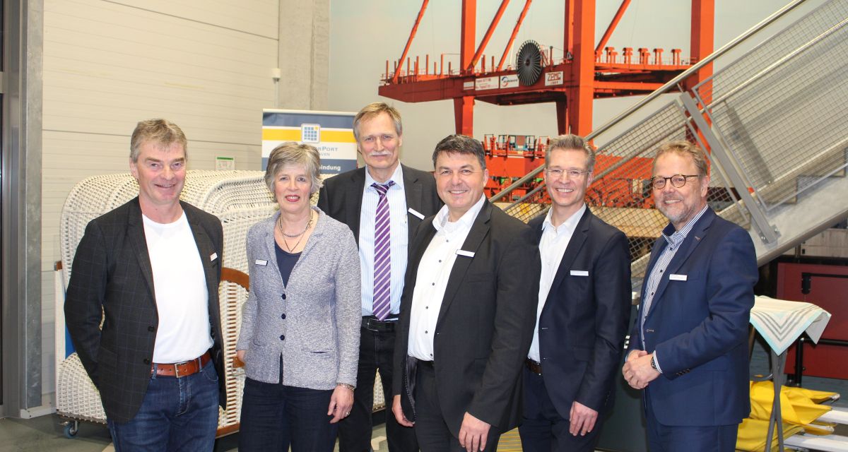 Vorstellung des Sachstandes zum 2. LNG Anleger Wilhelmshaven im JadeWeserPort-InfoCenter. Von links nach rechts: Ralf Regensdorff (Gewerbeaufsichtsamt Oldenburg), Dorothea Klein (NLWKN), Jerzy Gohlke (Gewerbeaufsichtsamt Oldenburg), Gerd Töpken (Engie), Andreas van Hooven (Deutsche Energy Terminal), Frank Albers (TES).