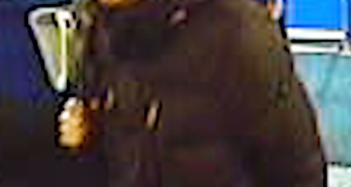 Der mutmaßliche Täter, der für den Brandanschlag auf die Synagoge in Oldenburg verantwortlich sein soll. Ein dunkel gekleideter Mann mit Kapuze in der Nordwestbahn