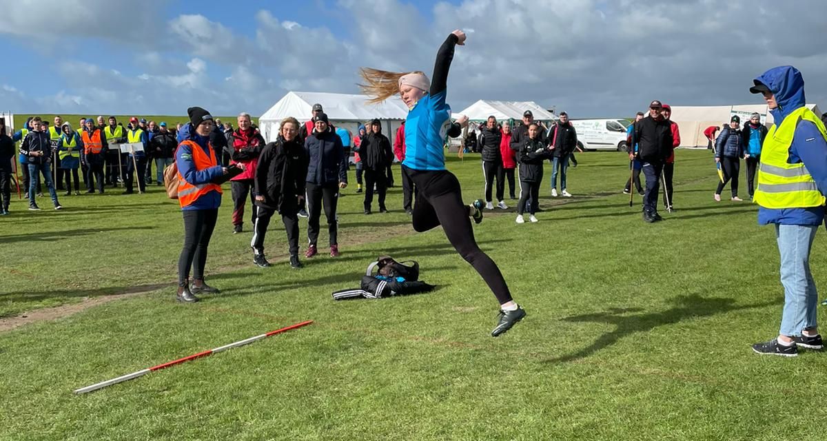 Fieke Müller vom KBV Reepsholt tritt für den Friesischen Klootschießerverband bei der Boßel-EM in Schleswig-Holstein an. Zu sehen ist sie im Wurf.