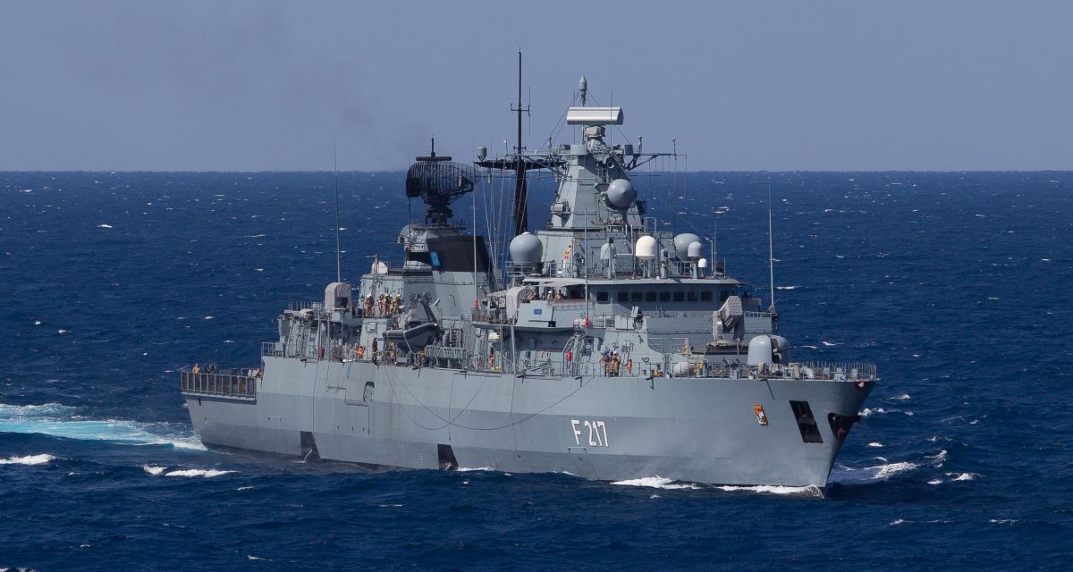 Die Fregatte F-217 Bayern, Teil der Standing NATO Maritime Group 2 (SNMG 2), im Einsatz zur Seeraumüberwachung in internationalen Gewässern in der Ägäis, am 17.03.2016.