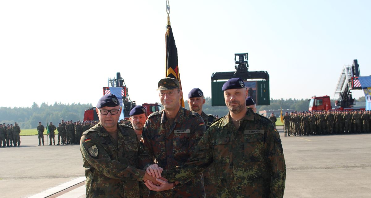 Zu sehen sind der scheidende Kommandeur Oberst Helge Gerken, der Kommandeurs der Bodengebundenen Verbände des Luftwaffentruppenkommandos Oberst im Generalstab Arnt Kuebart und der neue Kommandeur des Objektschutzregimentes der Luftwaffe „Friesland“ Oberst Oliver Tamminga.