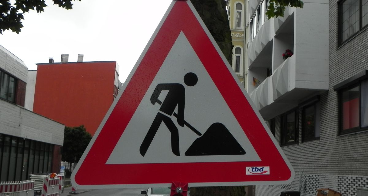Ein Baustellenschild weist auf aktuelle Bauarbeiten hin.