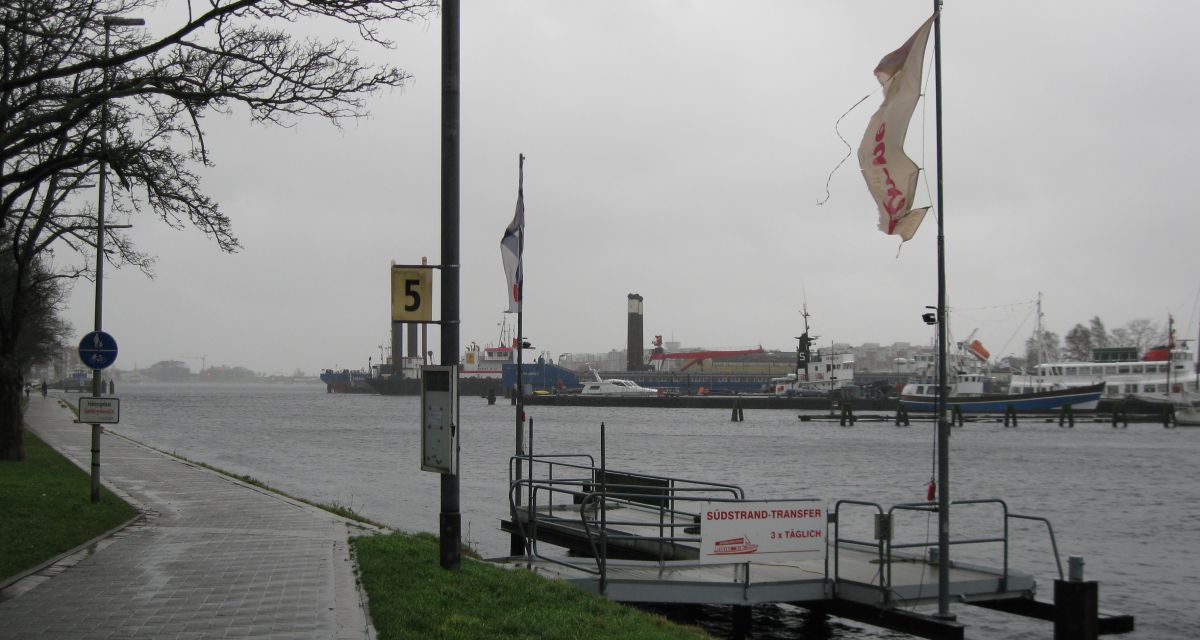 Man sieht den Wilhelmshavener Bontekai bei Regenwetter