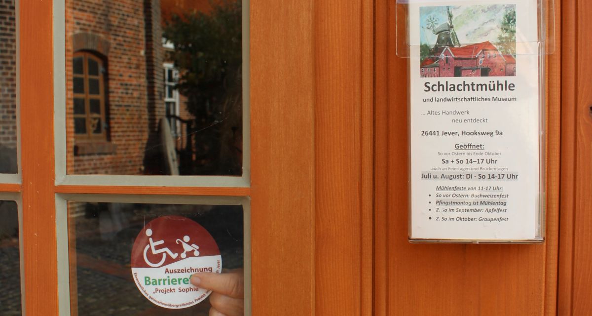 Zu sehen ist ein Fenster der Werkstatt der Schlachtmühle, auf das der Aufkleber