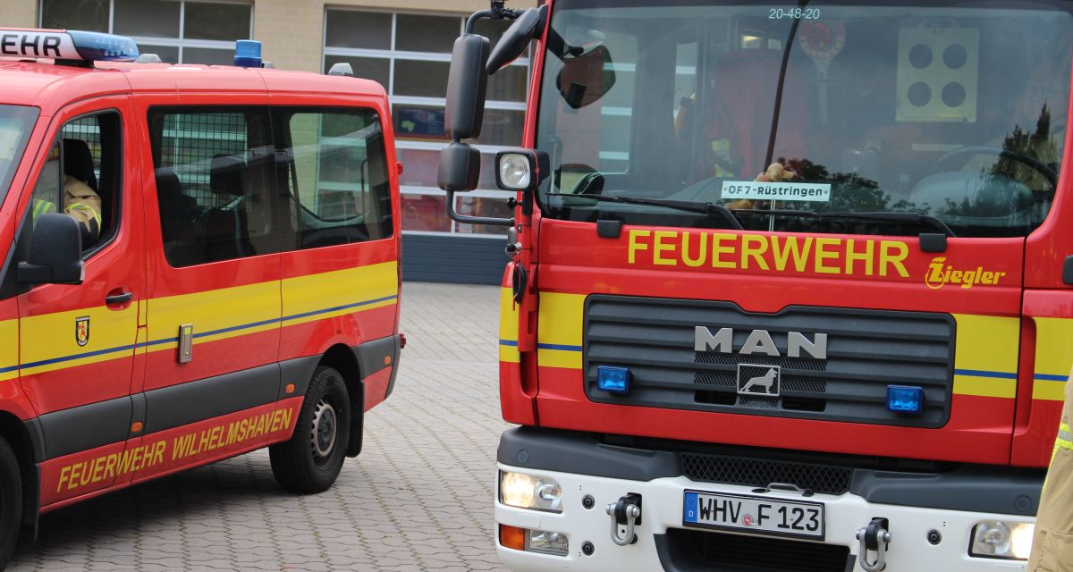 Zwei Einsatzfahrzeuge der Wilhelmshavener Feuerwehr (Ortsfeuerwehr Rüstringen).