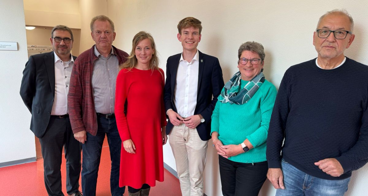 Jannes Wiesner ist zum neuen Vorsitzenden der SPD-Fraktion im Kreistag Friesland gewählt worden, außerdem auch zum Vorsitzenden der Mehrheitsgruppe (SPD/Grüne/FDP) im Kreistag. Er steht gemeinsam mit Genoss*innen in einem rot linolierten Flur. Von links nach rechts: Sven Ambrosy, Uwe Osterloh, Siemtje Möller, Jannes Wiesner, Anke Kück, Fred Gburreck.