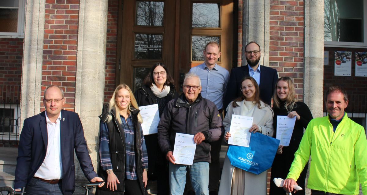Auf dem Bild sind einige Gewinner des Stadtradelns sowie die Verantwortlichen zu sehen.
Unten, von links nach rechts: Rolf Neuhaus, Robin Joanna Brosig-Ziske, Wilhelm Heinen, Martha Balion, Finja Strangmann, Ingo Janssen. Und oben, von links nach rechts: Annette Logemann, Thorben Weymeyer und Tammo Cremer.