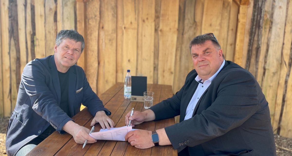 Auf dem Bild sind Michael Diers und Carsten Feist zu sehen. Sie unterschreiben die Vertragsverlängerung von Diers als Geschäftsführer der WTF.