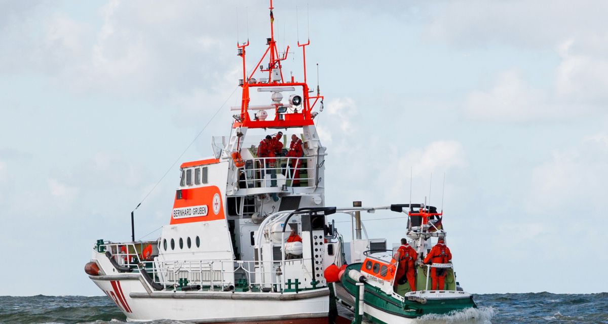 Das Tocherboot JOHANN FIDI des Seenotrettungskreuzers BERNHARD GRUBEN wird aus der Heckwanne zu Wasser gelassen. Archivfoto: Die Seenotretter – DGzRS/Michael Schlosser